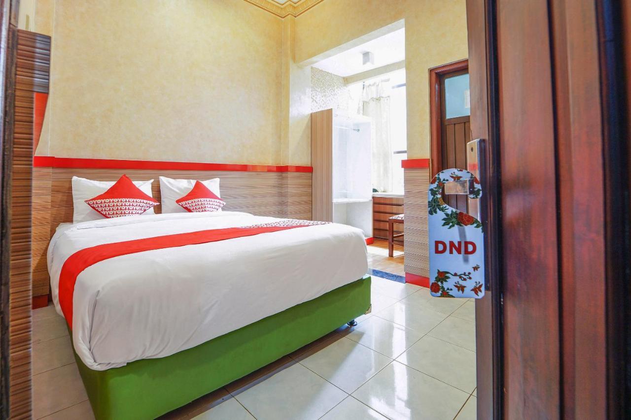 Oyo 231 Hotel Andita Syariah Сурабая Екстериор снимка